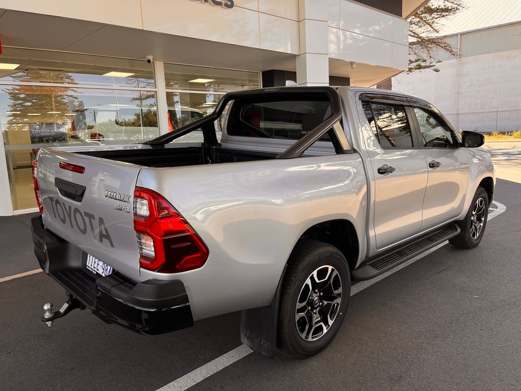 2024 Toyota Hilux SR5 image 3