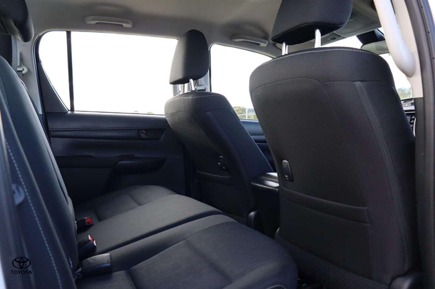 2023 Toyota Hilux 4x4 SR image 19
