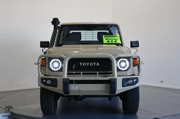 2025 Toyota LC Military GXL image 2