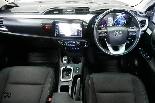 2017 Toyota Hilux 4x4 SR5 image 9