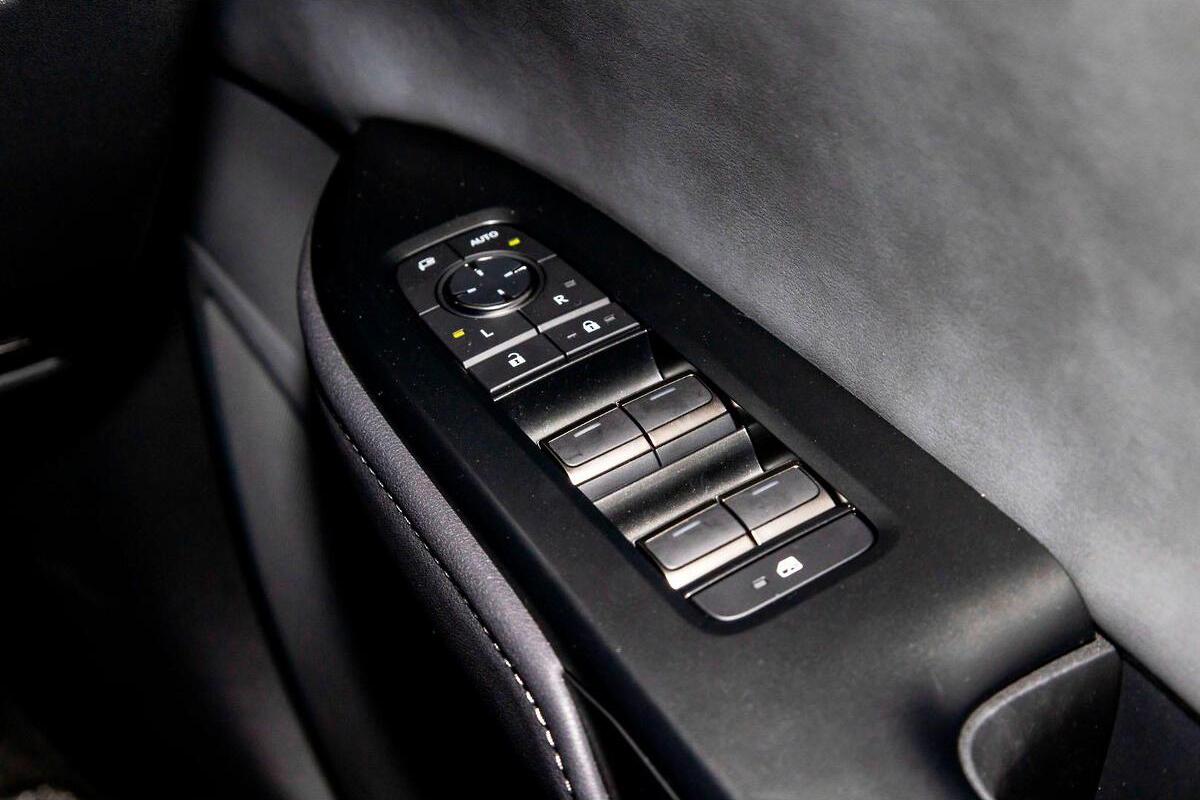 2024 Lexus RZ RZ450e Luxury Auto image 18