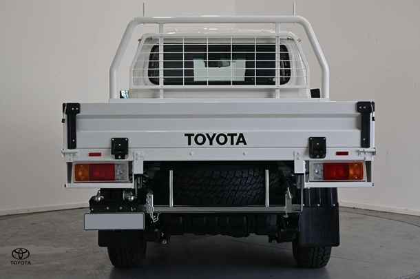 2025 Toyota LC Military GXL image 5