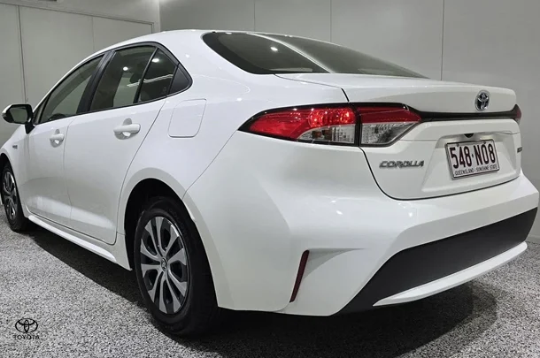 2021 Toyota COROLLA SEDAN HYBRID Ascent Sport image 4
