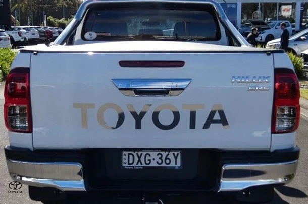 2018 Toyota Hilux SR5 image 7
