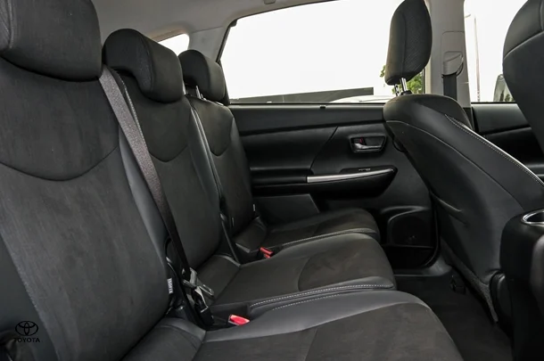 2020 Toyota Prius v L1 image 9