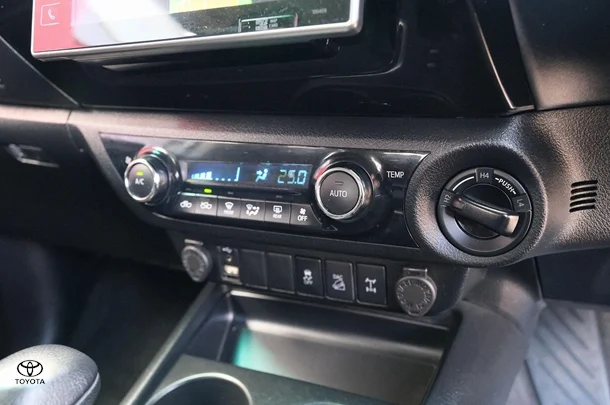 2020 Toyota Hilux SR5 image 21