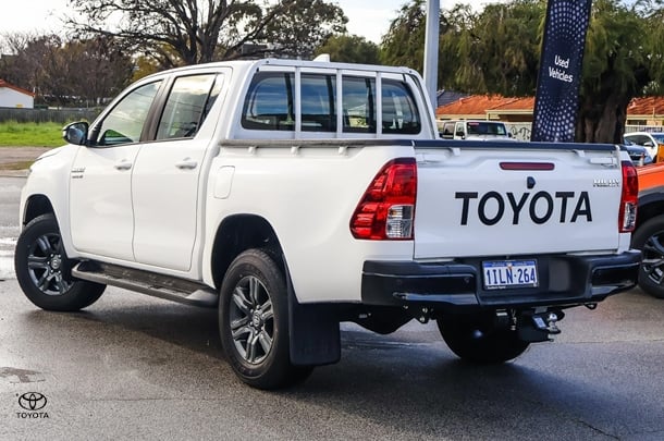 2024 Toyota HILUX SR image 2