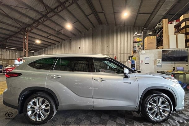 2024 Toyota Kluger Hybrid AWD GRANDE image 2