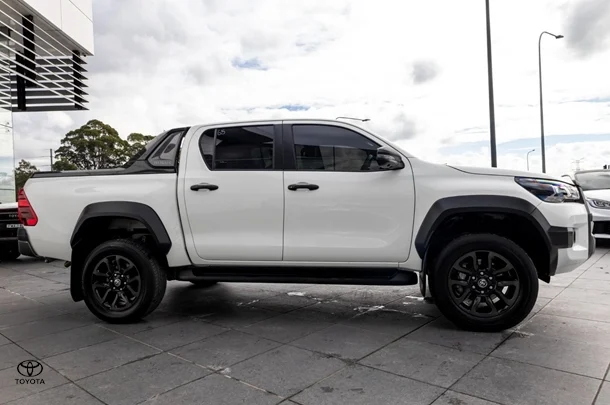 2023 Toyota HILUX Rogue image 3