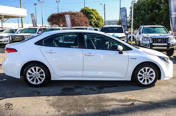 2022 Toyota Corolla Sedan Hybrid Ascent Sport image 3