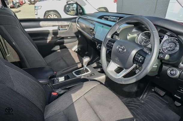 2023 Toyota HILUX SR5 image 6