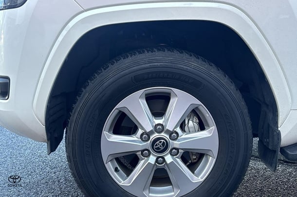 2022 Toyota Landcruiser GXL image 10