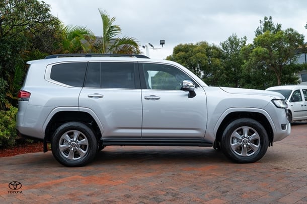 2023 TOYOTA Landcruiser Sahara image 3