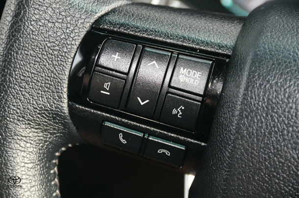2022 Toyota Hilux 4x4 SR5 image 14