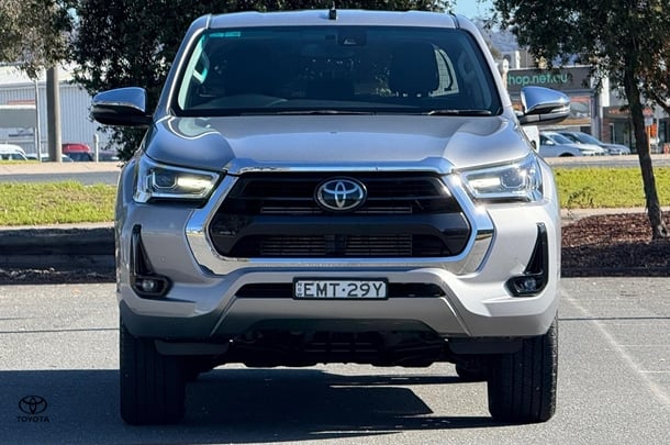 2021 Toyota HILUX SR5 image 2