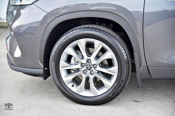 2023 Toyota Kluger Hybrid AWD GRANDE image 6