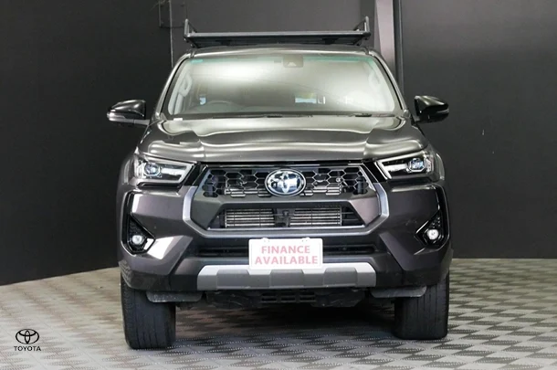 2024 Toyota Hilux 4x4 SR5 image 2