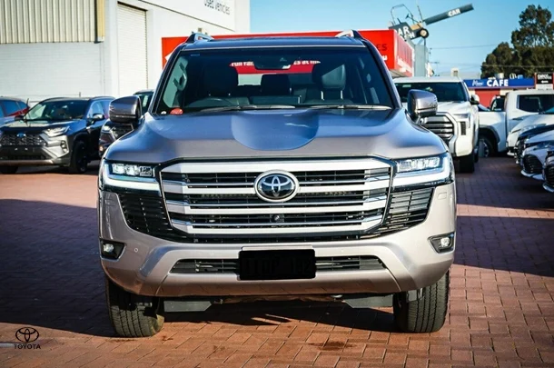 2024 Toyota Landcruiser VX image 3