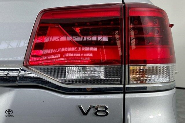 2021 Toyota LANDCRUISER GXL image 8