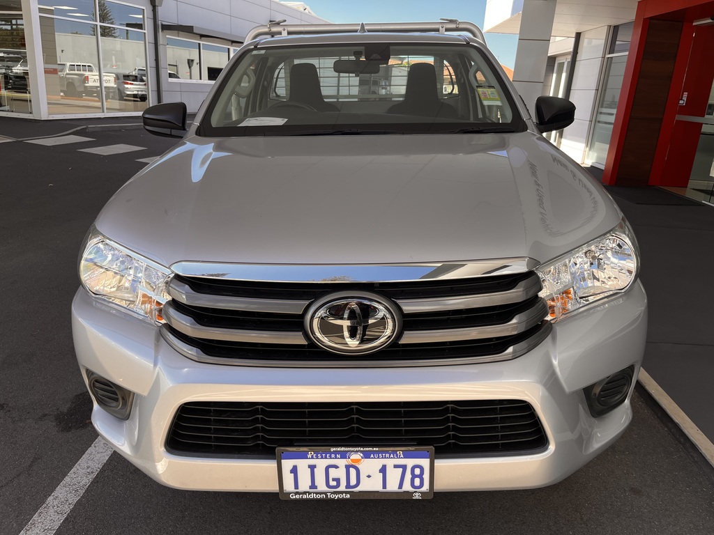 2023 Toyota Hilux SR image 7