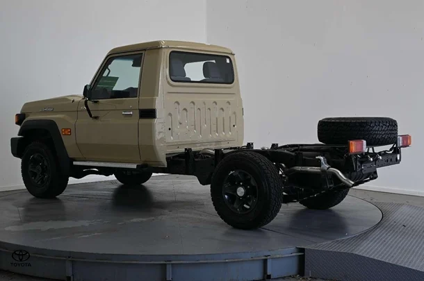 2025 Toyota LC Military GXL image 6