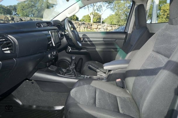 2017 Toyota HILUX SR image 9