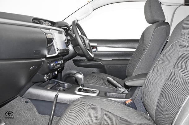 2024 Toyota Hilux 4x4 SR5 image 16