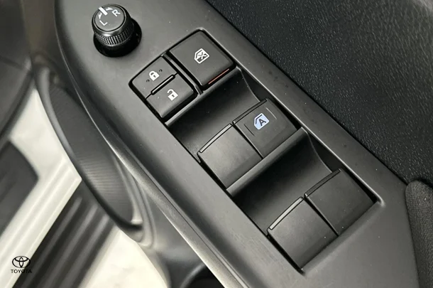2019 Toyota Hilux SR image 11