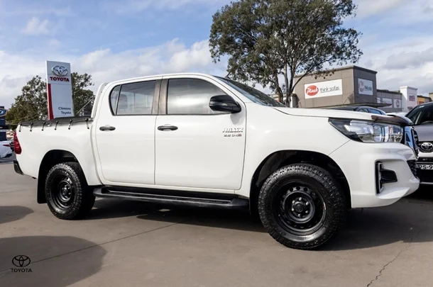2020 Toyota HILUX SR image 3