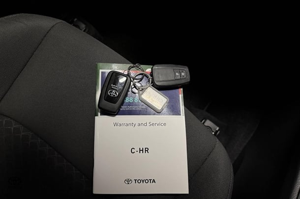 2023 Toyota C-HR GXL AWD image 19