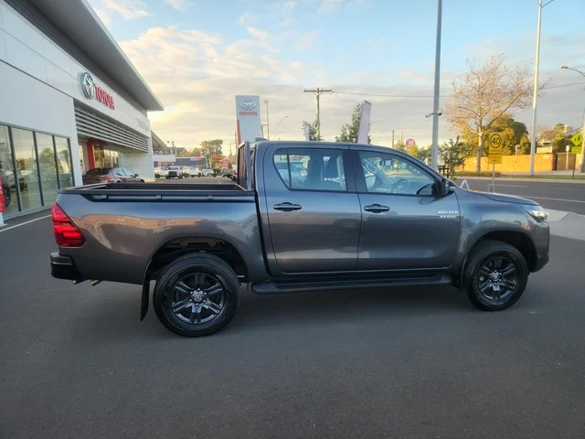 2024 Toyota Hilux SR image 2