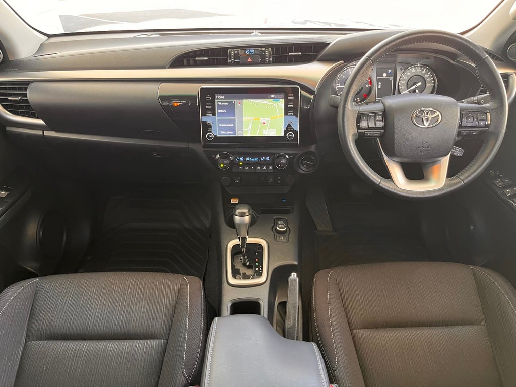 2024 Toyota Hilux SR5 image 12