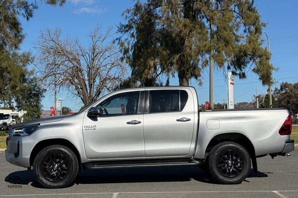 2021 Toyota HILUX SR5 image 4