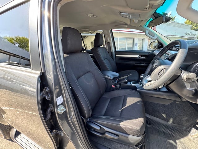2023 Toyota Hilux SR5 image 9