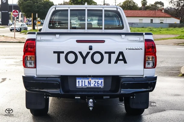 2024 Toyota HILUX SR image 5