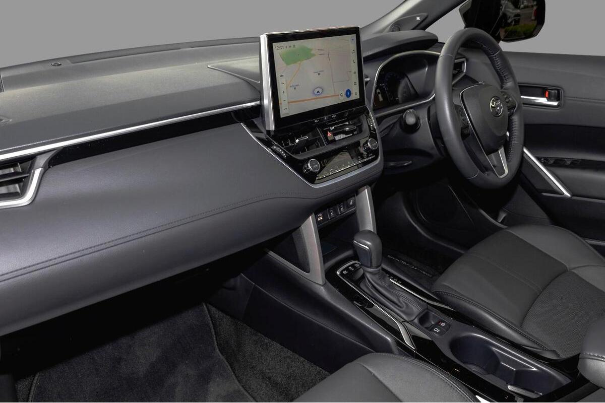 2024 Toyota Corolla Cross Atmos Auto eFour image 7
