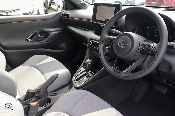 2024 Toyota Yaris HB Hybrid ZR image 2