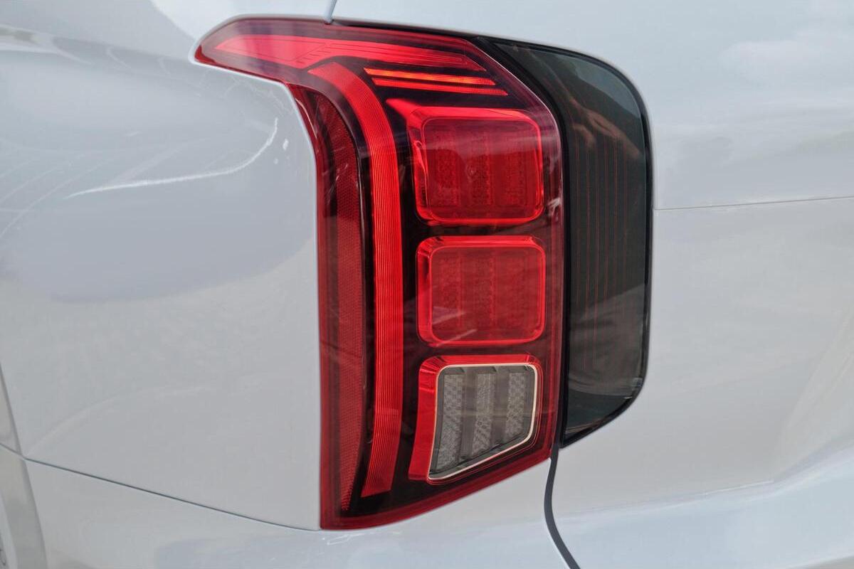 2025 Hyundai Palisade Calligraphy Black Ink Auto AWD MY25 image 18