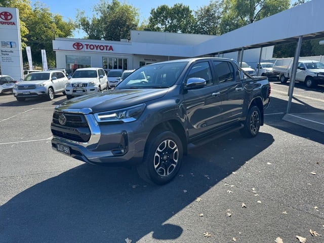 2023 Toyota Hilux SR5 image 3
