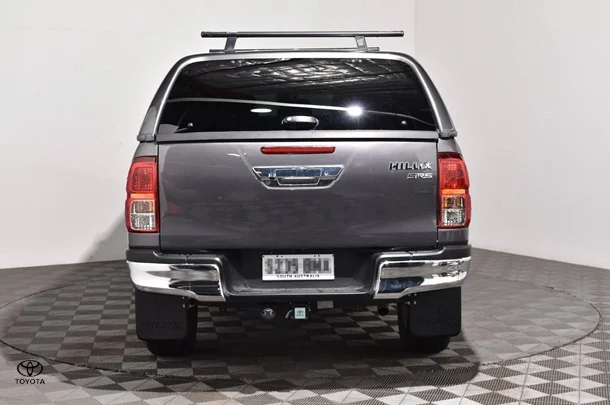 2019 Toyota Hilux 4x4 SR5 image 4