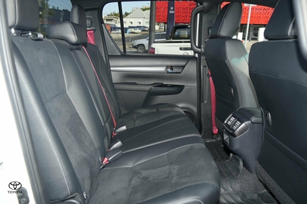 2024 Toyota Hilux 4x4 GR-S image 9