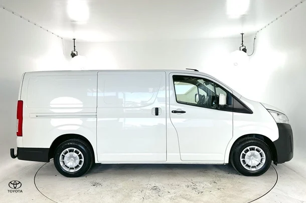 2021 Toyota Hiace LWB image 11