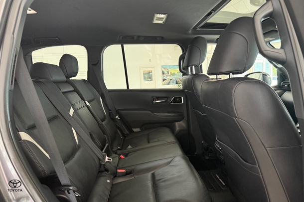 2022 Toyota Landcruiser GR-S image 16
