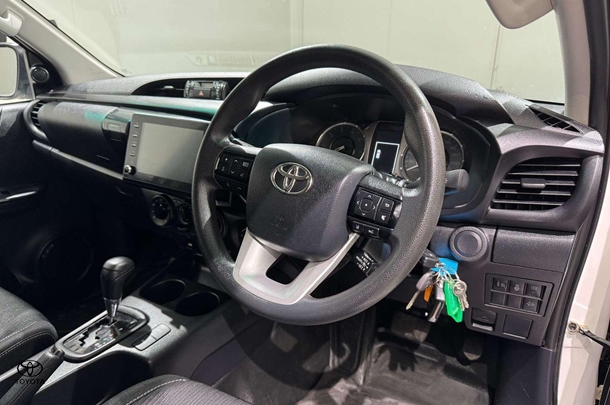 2022 Toyota Hilux SR image 13