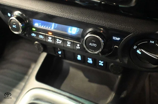 2018 Toyota Hilux 4x4 SR5 image 12