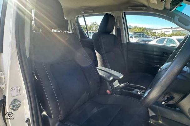 2022 Toyota Hilux SR image 16
