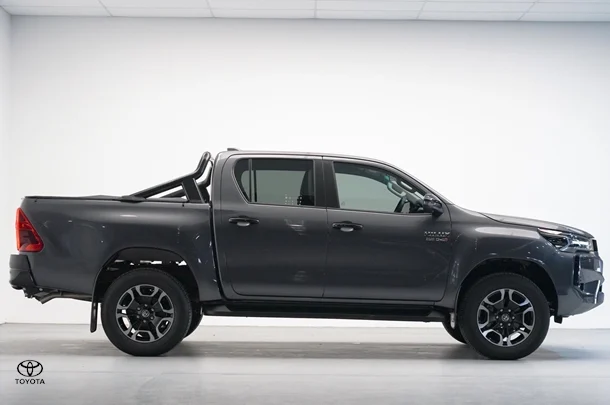 2024 Toyota Hilux 4x4 SR5 image 2