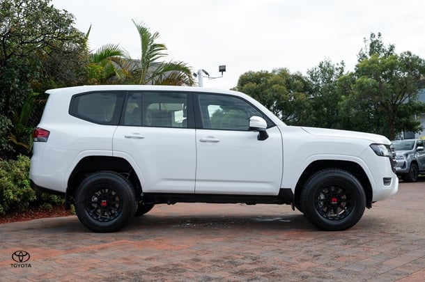 2023 TOYOTA Landcruiser GX image 3