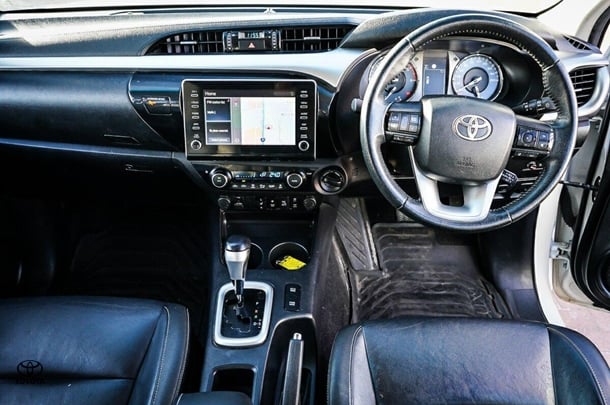 2021 Toyota Hilux 4x4 SR5 image 13