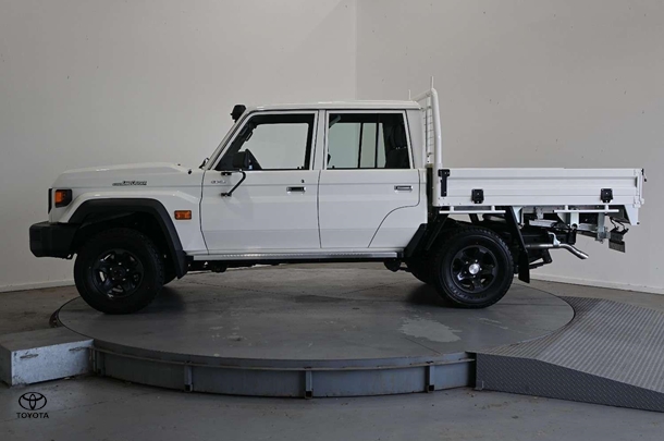 2025 Toyota LC Military GXL image 8